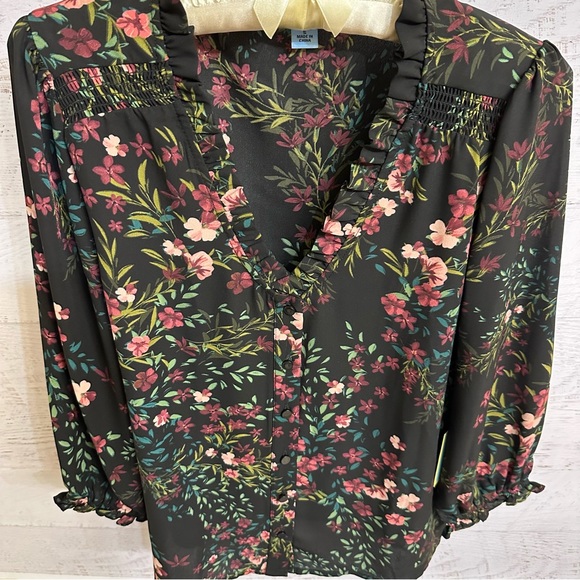 CeCe Women’s Floral Print Ruffled V-Neck Button Front Blouse - Picture 14 of 15